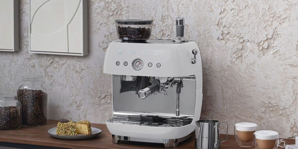 Bilde av Smeg sin manuell espressomaskin.
