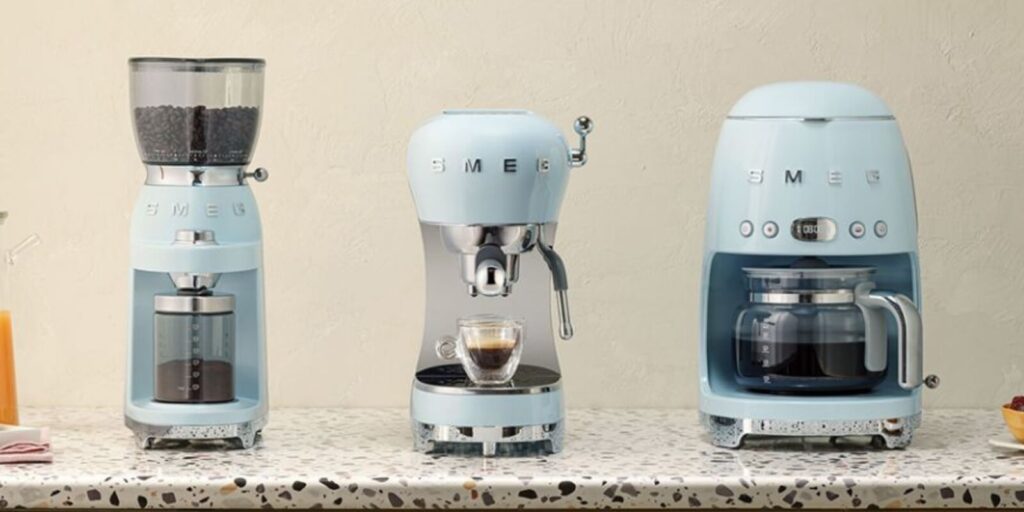 Bilde av tre forskjellige kaffemaskiner fra merket Smeg.