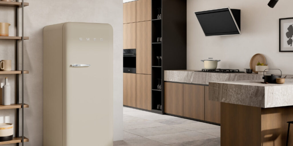 Bilde av Smeg kjøleskap i beige farge.