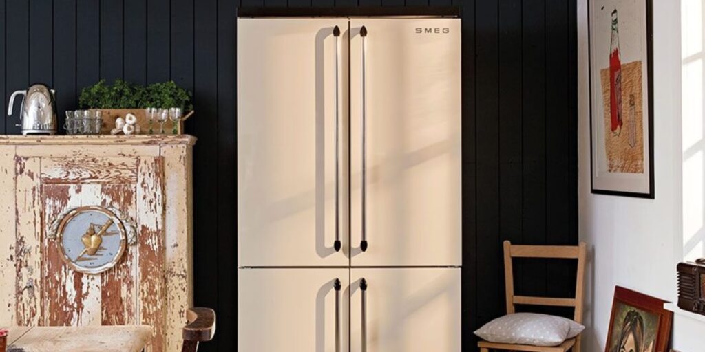 Bilde av Smeg kjøleskap, modell FQ960, i et møblert hjem.